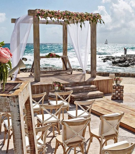 חופה בחוף הים בחתונה בקפריסין